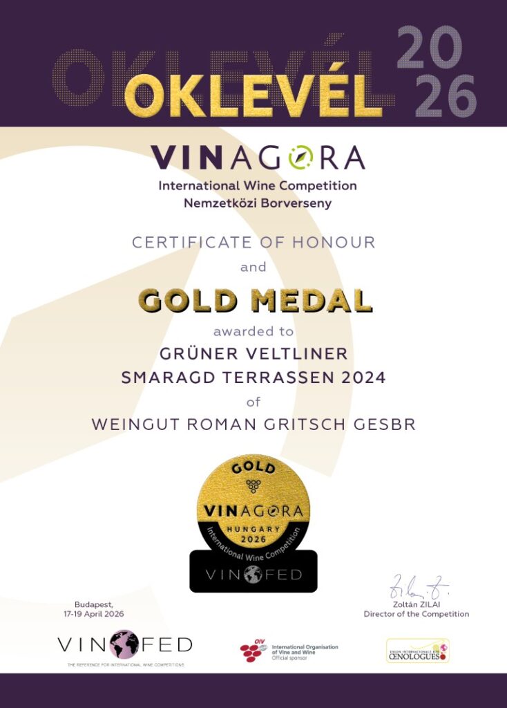 Offizielle VinAgora 2026 Gold-Urkunde für den Grünen Veltliner Smaragd Terrassen 2024 vom Weingut Roman Gritsch.